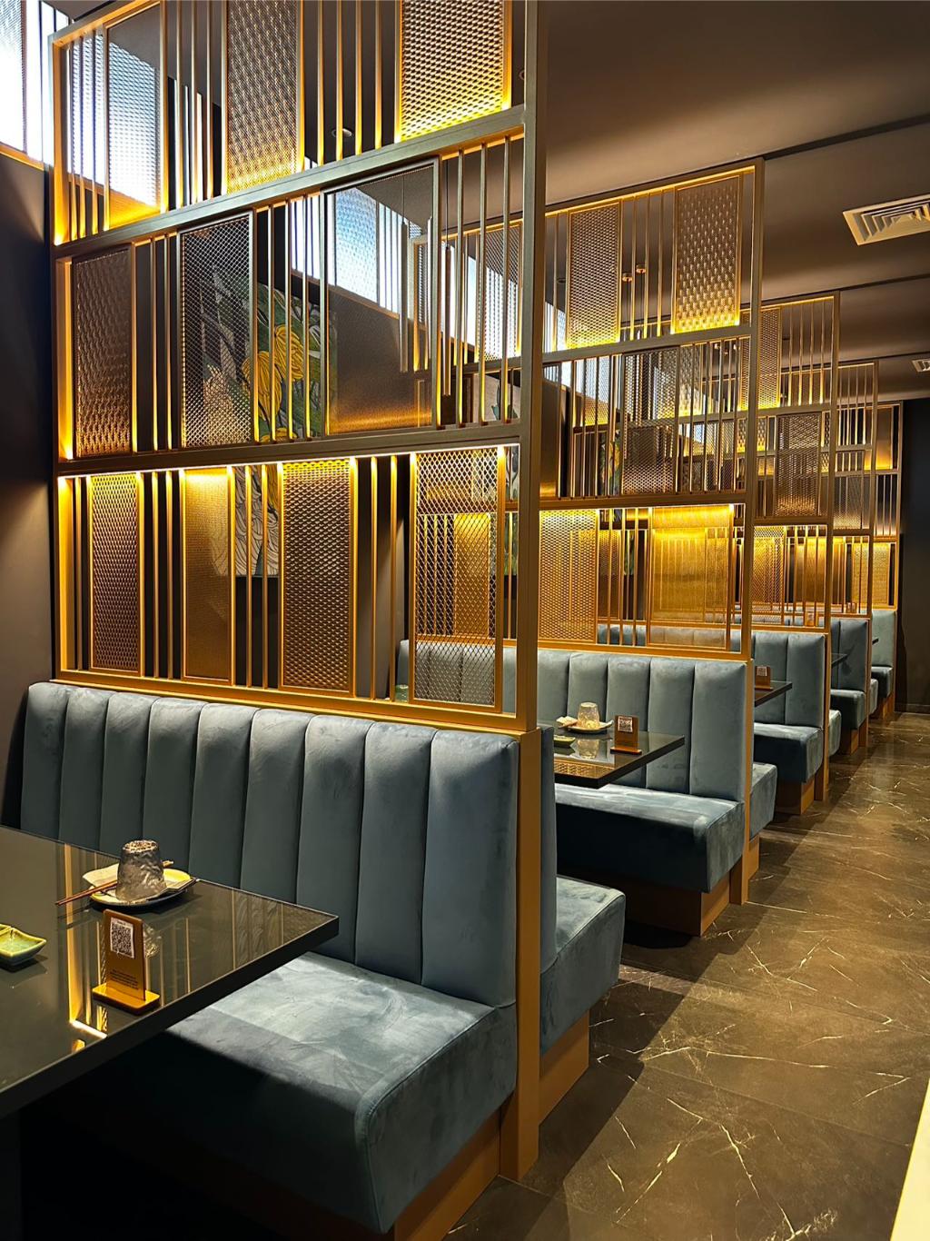 Chef sushi che prepara sashimi fresco